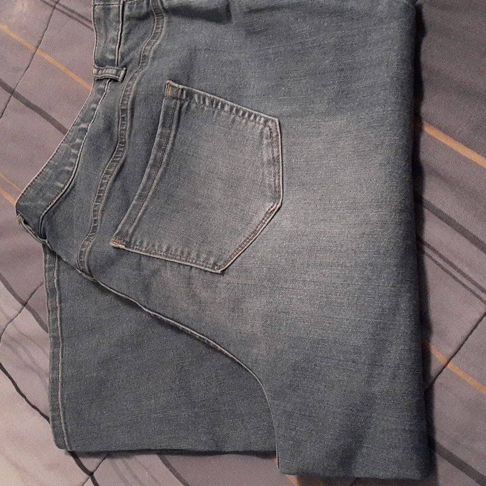 Cjbanks denim capris, in the size 18w.